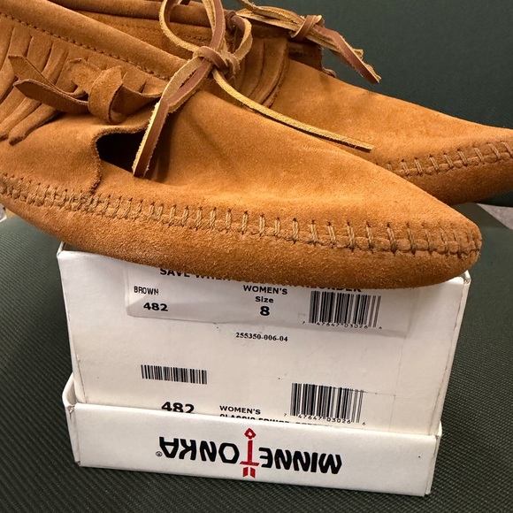 Minnetonka Women’s Classic Fringe Softsole Boot Brown - Picture 2 of 6